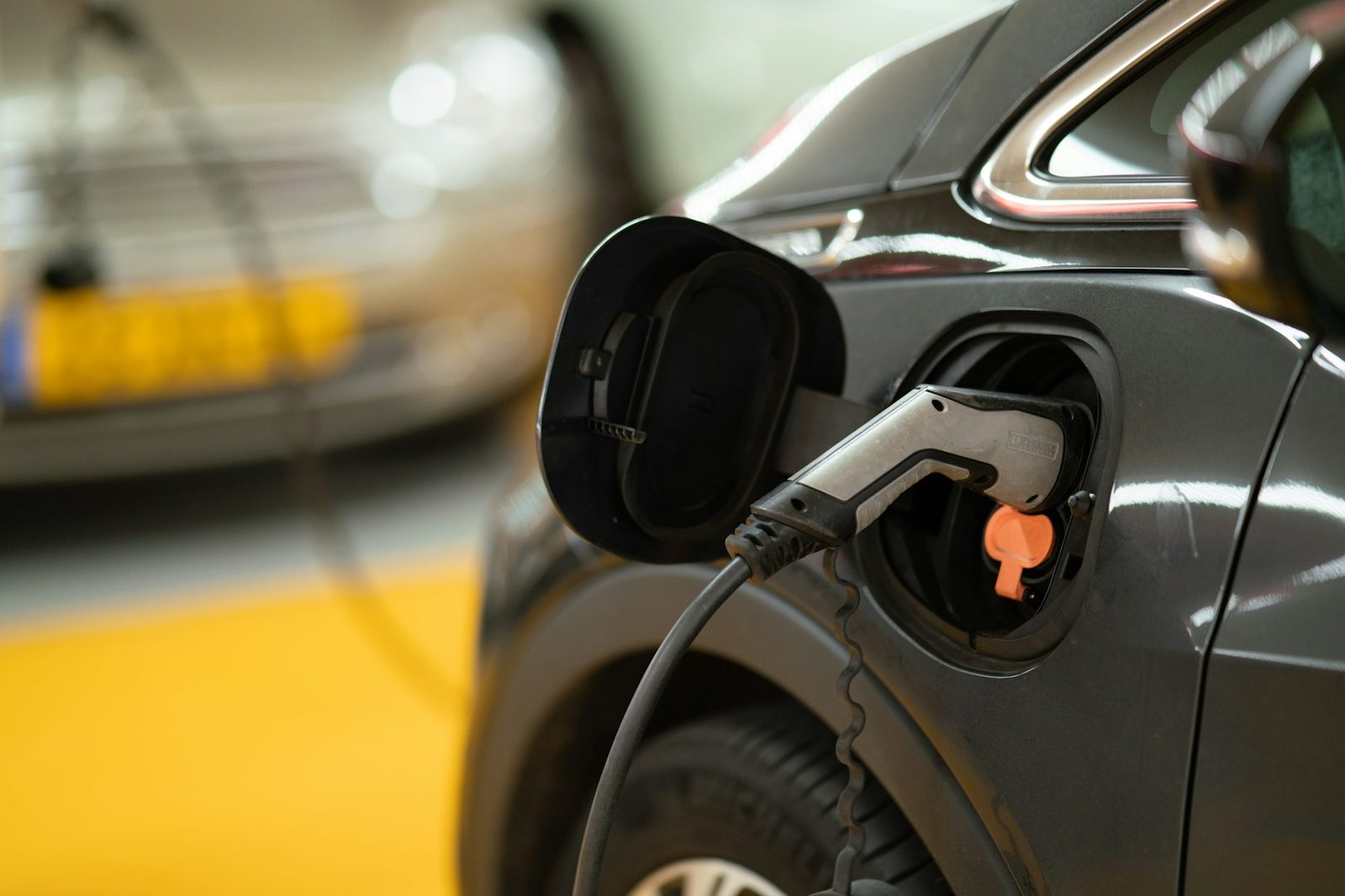 Elektroauto lädt an einer Ladestation